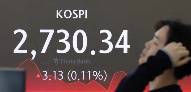 An electronic board showing the Korea Composite Stock Price Index at a dealing room of the Hana Bank headquarters in Seoul on Tuesday. (Yonhap)