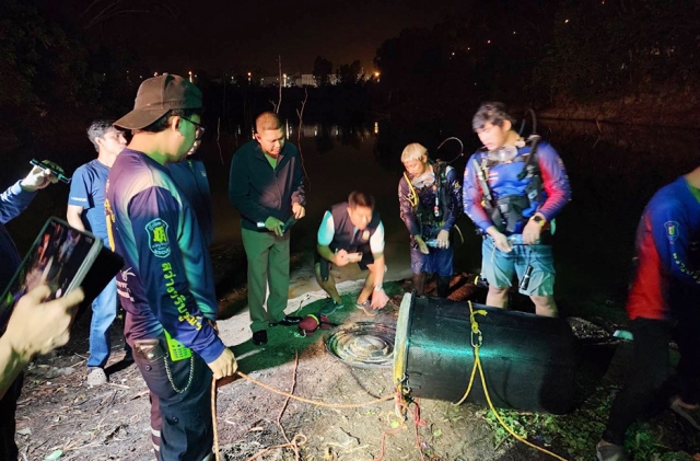 Thai police recover the body of Roh, a 34-year-old Korean tourist, inside a black plastic container filled with cement from the Mabprachan reservoir in Pattaya, Thailand, Saturday, in this photo from a local Thai news outlet. (Courtesy of Khaosod English)