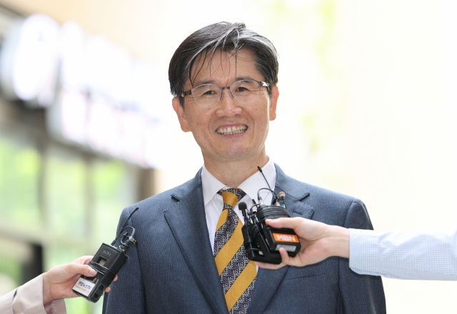 Oh Dong-woon, nominee for chief of the Corruption Investigation Office for High-Ranking Officials, takes questions from reporters on his way to his temporary office in Gwacheon, Gyeonggi Province, April 28. (Yonhap)