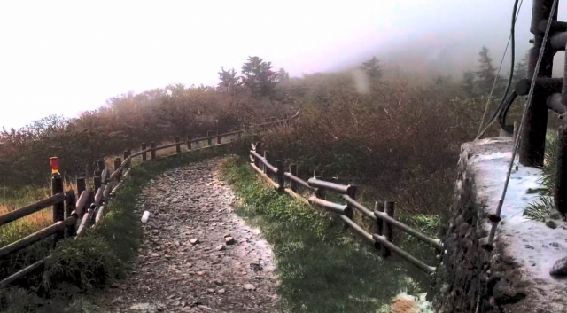 Snow is seen at Seoraksan Mountain in Gangwon Province on Wednesday. (Seoraksan National Park Office)