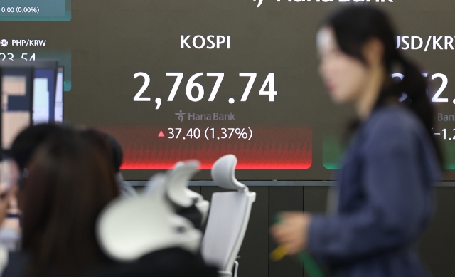 An electronic board showing the Korea Composite Stock Price Index at a dealing room of the Hana Bank headquarters in Seoul on Thursday. (Yonhap)