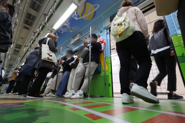 Commuters are seen Thursday morning in a seatless subway car that began operation on Seoul Metro's Line No.7. (Yonhap)