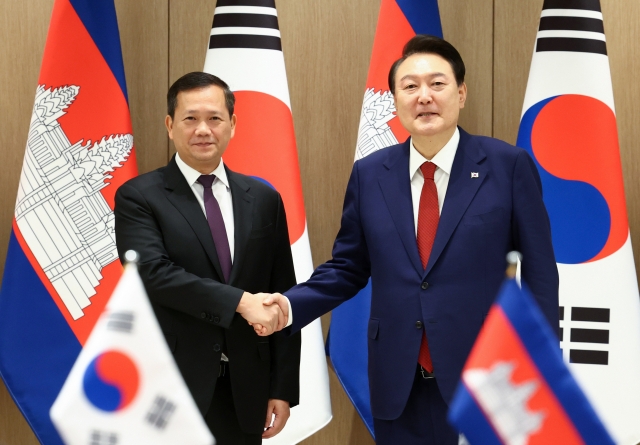 President Yoon Suk Yeol (right) shakes hands with Cambodian Prime Minister Hun Manet at the presidential office in Seoul, Thursday. (Pool photo by Yonhap)