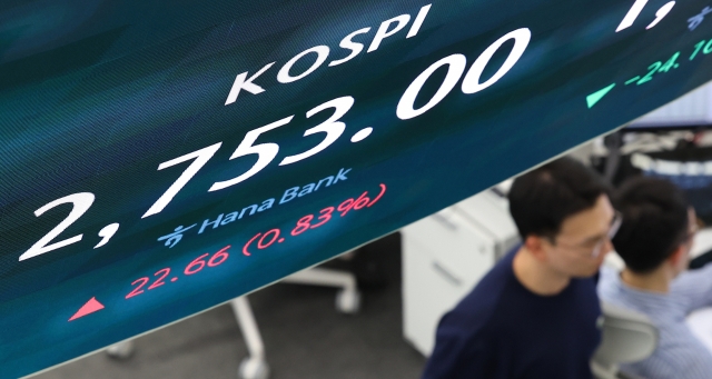 An electronic board showing the Korea Composite Stock Price Index at a dealing room of the Hana Bank headquarters in Seoul on Thursday. (Yonhap)