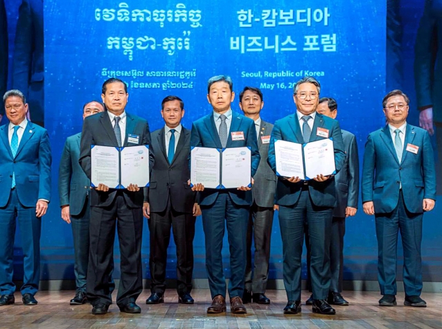 (From left, front row) Credit Bureau Cambodia Deputy Gov. Rath Sovannorak, Korea Credit Bureau CEO Hwang Jong-sup and Jeonbuk Bank CEO Baek Jong-Il pose for a photo during a signing ceremony at the Cambodia-Korea Business Forum in Seoul, Thursday. (Jeonbuk Bank)