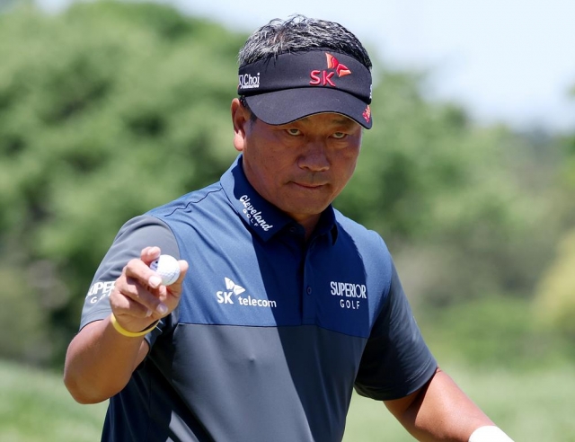 South Korean golfer Choi Kyoung-ju acknowledges the crowd after holing out during the final round of the SK Telecom Open on the KPGA Tour at Pinx Golf Club in Seogwipo, Jeju, on Sunday, in this photo provided by the KPGA. (Yonhap)