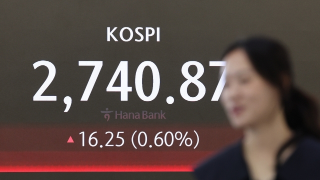 An electronic board showing the Korea Composite Stock Price Index at a dealing room of the Hana Bank headquarters in Seoul on Monday. (Yonhap)