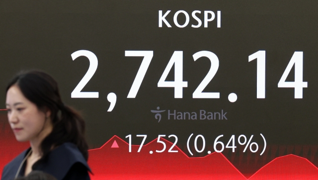 An electronic board showing the Korea Composite Stock Price Index at a dealing room of the Hana Bank headquarters in Seoul on Monday. (Yonhap)