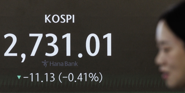 An electronic board showing the Korea Composite Stock Price Index at a dealing room of the Hana Bank headquarters in Seoul on Tuesday. (Yonhap)