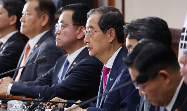 Prime Minister Han Duck-soo (4th from left) presides over a Cabinet meeting at the government complex in Seoul on Tuesday. (Yonhap)