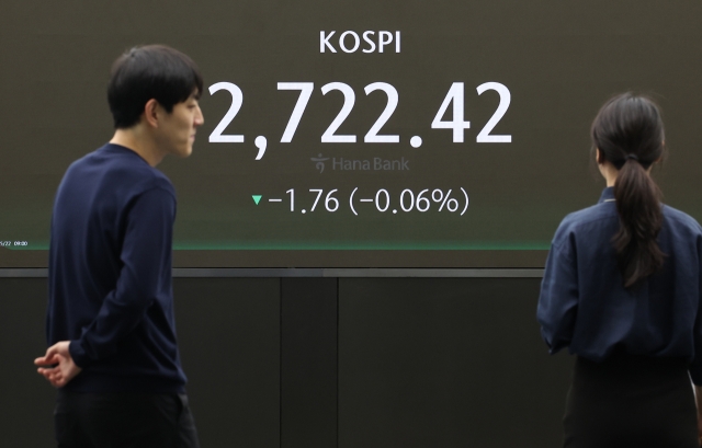 An electronic board showing the Korea Composite Stock Price Index at a dealing room of the Hana Bank headquarters in Seoul on Wednesday. (Yonhap)