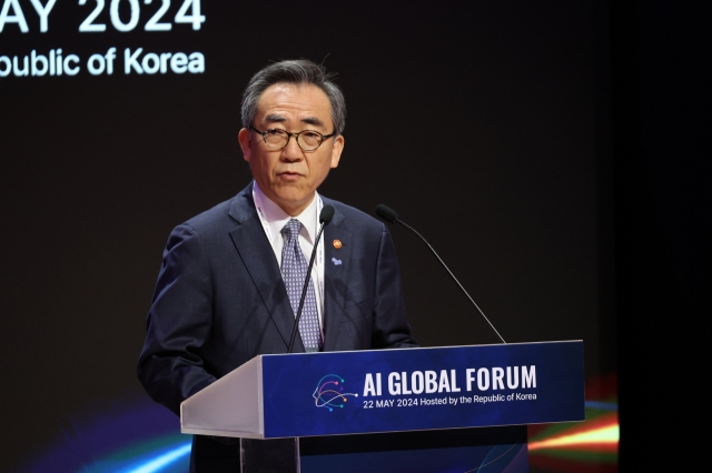 Foreign Minister Cho Tae-yul delivers an opening speech at the start of the AI Global Forum at the Korea Institute of Science and Technology on Wednesday, held in the follow-up to the AI Summit the previous day. (Yonhap)