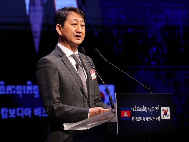 Industry and Trade Minister Ahn Duk-geun speaks during the South Korea-Cambodia Business Forum at the Korean Chamber of Commerce and Industry in Seoul on Thursday. (Yonhap)