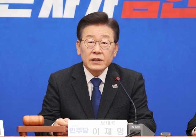 Lee Jae-myung, leader of the main opposition Democratic Party, speaks during a party Supreme Council meeting at the National Assembly on Wednesday. (Yonhap)