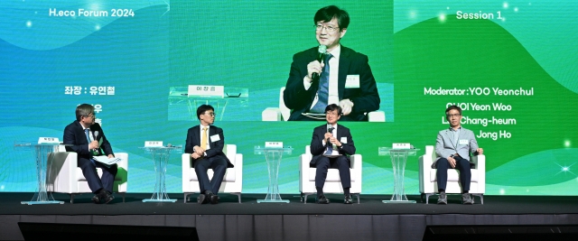 From left: Executive Director Yoo Yeon-chul from UN Global Compact Network Korea, Director General for Energy Policy Choi Yeon-woo from the Ministry of Trade, Industry and Energy, Deputy Minister Lee Chang-heum from the Ministry of Environment’s Climate Change and Carbon Neutral Policy Office and economics professor Hong Jong-ho from Seoul National University’s Graduate School of Environmental Studies participate in a panel discussion during the H.eco Forum in Some Sevit, Seoul, Wednesday. (Im Se-jun/The Korea Herald)