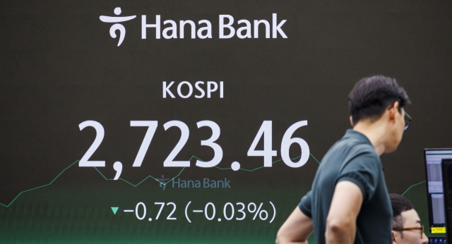 An electronic board showing the Korea Composite Stock Price Index at a dealing room of the Hana Bank headquarters in Seoul on Wednesday. (Yonhap)