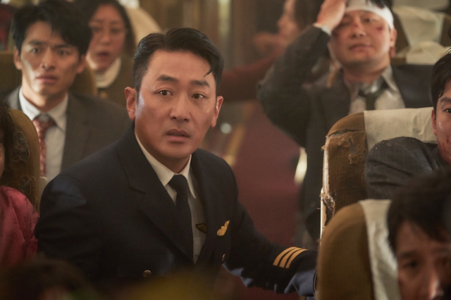 Ha Jung-woo plays Tae-in in “Hijacking.” (Kidari Studio)