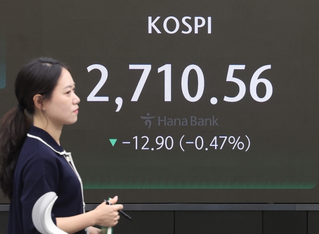 An electronic board showing the Korea Composite Stock Price Index at a dealing room of the Hana Bank headquarters in Seoul on Thursday. (Yonhap)