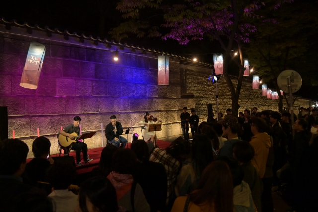 A street performance takes place during Jeong-dong Culture Night in 2023 at the Stone Wall Road near Deoksugung in central Seoul. (Jung-gu Office)