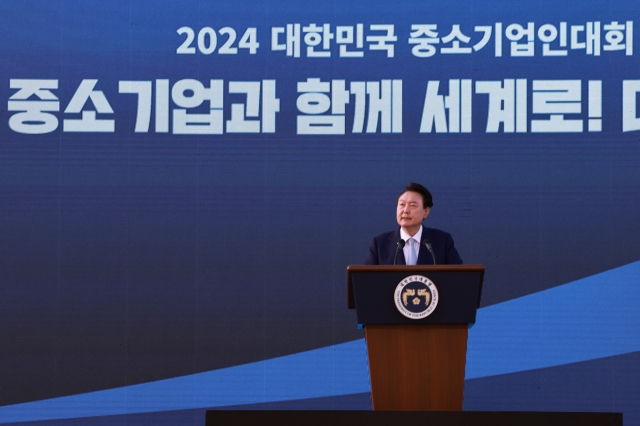 President Yoon Suk Yeol delivers a speech during a ceremony marking the 36th anniversary of SMEs Entrepreneur's Day held at the presidential office in Seoul on Thursday. (Yonhap)