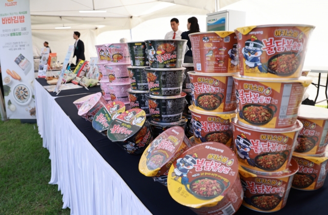 Bowls of Samyang Foods' spicy chicken ramyeon are displayed at a ceremony marking the 36th anniversary of SMEs Entrepreneur's Day held at the presidential office in Seoul on Thursday. (Yonhap)