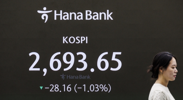 An electronic board showing the Korea Composite Stock Price Index at a dealing room of the Hana Bank headquarters in Seoul on Friday. (Yonhap)