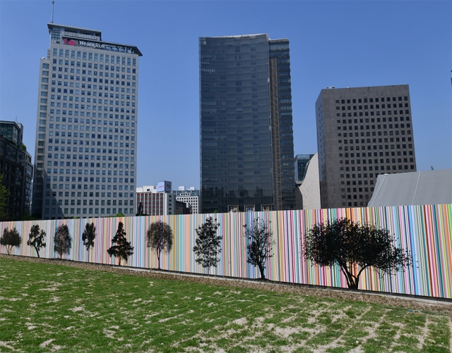 PosART technology-merged art fence located at the restoration site of the Seonwonjeon area of Deoksugung palace. (Posco Group)