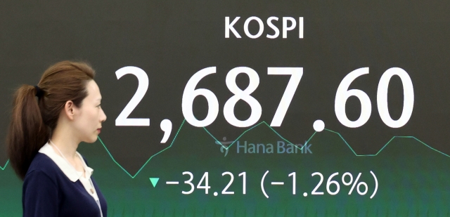 An electronic board showing the Korea Composite Stock Price Index at a dealing room of the Hana Bank headquarters in Seoul on Friday. (Yonhap)