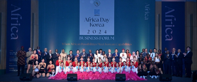 Chairman of Herald Media Group, Jung Won-ju; President of Herald Media Group, Choi Jin-young; Korean First Vice Foreign Minister, Kim Hong-kyun; ambassadors in Korea; the African Dance Company Tagg; and the Little Angels, a Korean children's folk ballet, pose for a group photo at the second session of 