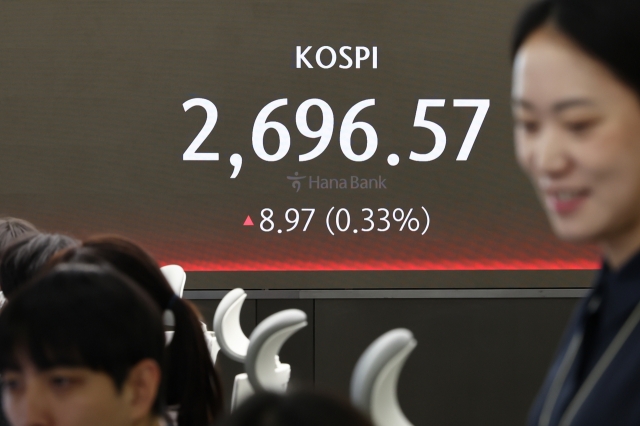 An electronic board showing the Korea Composite Stock Price Index at a dealing room of the Hana Bank headquarters in Seoul on Monday. (Yonhap)