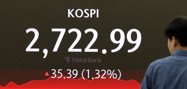 An electronic board showing the Korea Composite Stock Price Index at a dealing room of the Hana Bank headquarters in Seoul on Monday. (Yonhap)