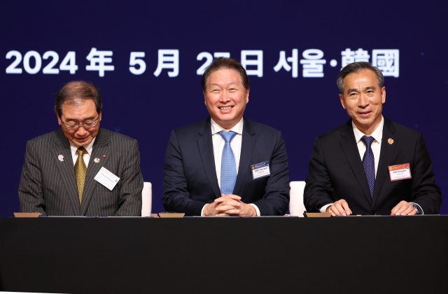 From left: Tokura Masakazu, chairman of the Japan Business Federation, Chey Tae-won, the SK Group chairman who doubles as chairman of the Korea Chamber of Commerce and Industry, and Ren Hongbin, chairman of the China Council for the Promotion of International Trade, attend the Korea-Japan-China Business Summit held at the KCCI headquarters in central Seoul on Monday. (Yonhap)