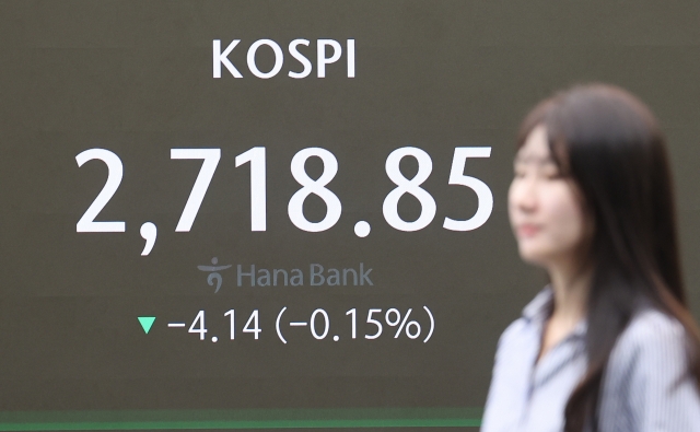 An electronic board showing the Korea Composite Stock Price Index at a dealing room of the Hana Bank headquarters in Seoul on Tuesday. (Yonhap)