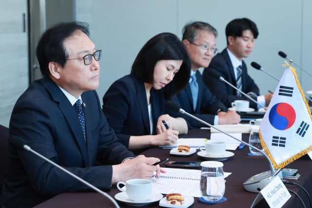 Cheong In-kyo(left), minister of Trade, Industry and Energy, holds a meeting with ASEAN secretary general Kao Kim Hourn in Seoul on Tuesday. (Yonhap)