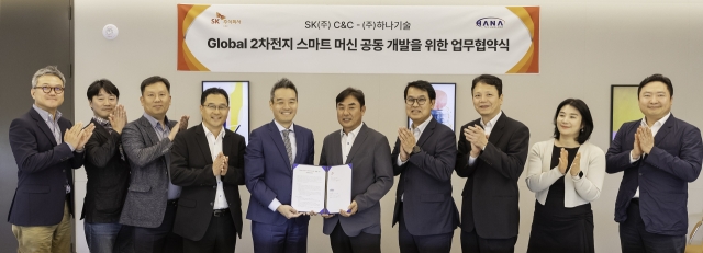 SK Inc. C&C's Digital Factory business division head Harvey Kim (fifth from left), Hana Technology Chief Sales Marketing Officer Lee In-sik(sixth from left), and other officials pose for a photo after signing an MOU on smart machine development at the company's headquarters, SK u-tower, Bundang-gu, Seongnam-si, in Gyeonggi-do on Tuesday. (SK Inc. C&C)