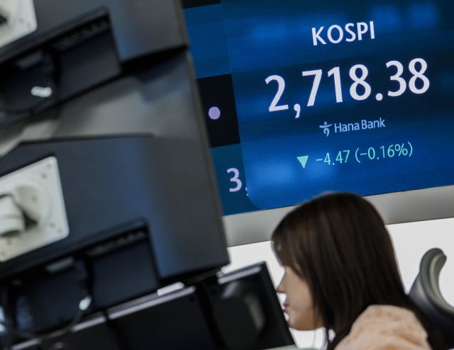 An electronic board showing the Korea Composite Stock Price Index at a dealing room of the Hana Bank headquarters in Seoul on Wednesday. (Yonhap)