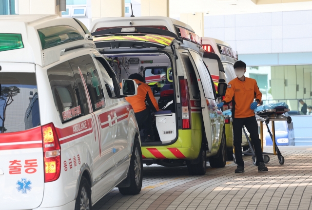 Paramedics transport a patient to a hospital in Seoul on May 23 (Yonhap)