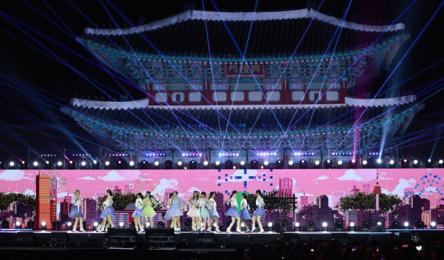 K-pop girl group NewJeans performs at Gyeongbokgung on May 21. (Yonhap)