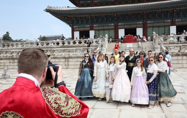 Tourists in hanbok at Gyeongbokgung on May 1 (Yonhap)