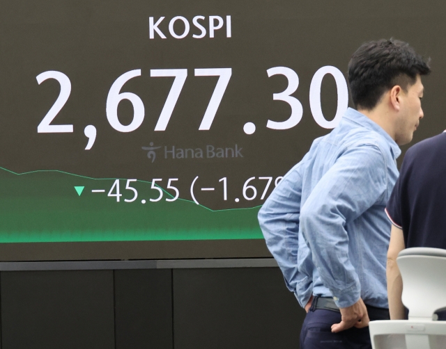 An electronic board showing the Korea Composite Stock Price Index at a dealing room of the Hana Bank headquarters in Seoul on Wednesday. (Yonhap)