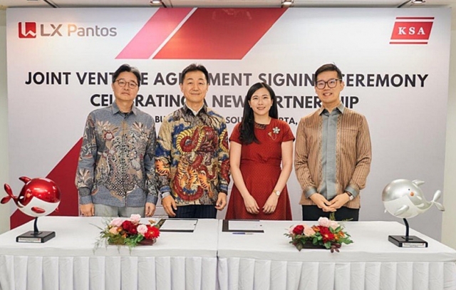 LX Pantos CEO Lee Yong-ho (second from left), KSA CEO Kartika Hadi (third from left) and company officials commemorate the signing of the joint venture agreement at KSA’s headquarters in Jakarta, Indonesia. (LX Pantos)