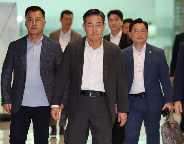 South Korea’s Minister of National Defense Shin Won-sik (center) is seen in Terminal 2 of Incheon International Airport on Thursday, on his way to attend the Asia Security Summit in Singapore. (Yonhap)