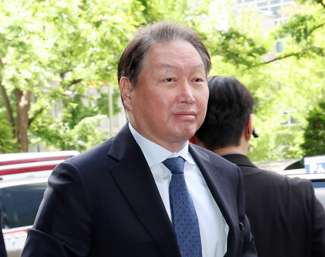 SK Group Chairman Chey Tae-won is photographed at a meeting with United Arab Emirates President Sheikh Mohammed bin Zayed Al Nahyan in Seoul on Tuesday. (Yonhap)