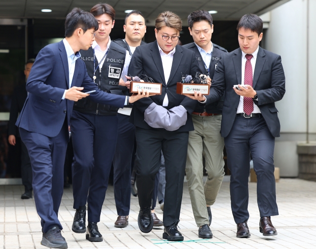 Kim Ho-joong (center) exits the Seoul Central District Court in Seocho-gu, Seoul, on May 24. (Yonhap)