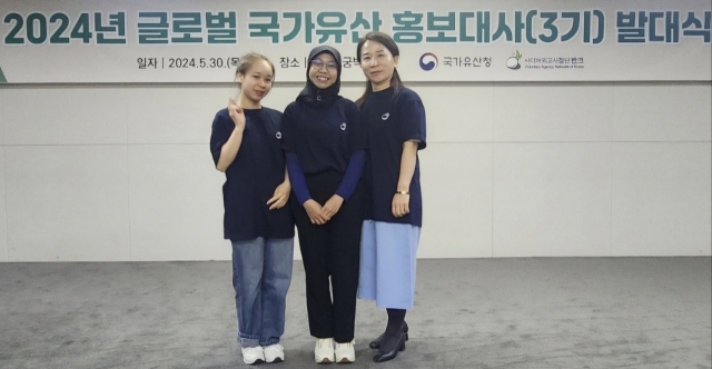 From left: Global National Heritage Ambassadors Thi Thanh Hue Lai, Mutiara Chaerani and Kim Seong-suk pose for photos after the naming ceremony at the National Palace Museum of Korea in Seoul on Thursday. (Choi Si-young/The Korea Herald)