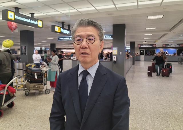 South Korean Vice Foreign Minister Kim Hong-kyun speaks to the press upon arrival at Dulles International Airport near Washington, DC, on Wednesday. (Yonhap)