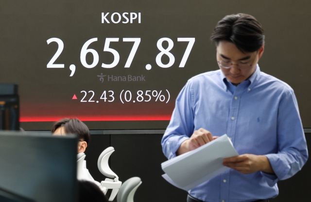 An electronic board showing the Korea Composite Stock Price Index at a dealing room of the Hana Bank headquarters in Seoul on Friday. (Yonhap)