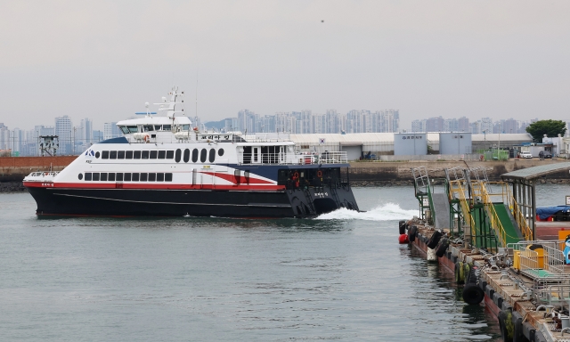 A ship departs from Incheon Coastal Passenger Terminal in Incheon, just west of Seoul, to the northwestern border island of Yeonpyeong on Thursday. (Yonhap)