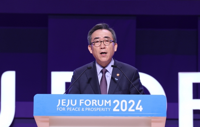 Foreign Minister Cho Tae-yul speaks during an opening speech for the banquet dinner at the Jeju Forum for Peace and Prosperity, an annual international peace forum held on South Korea's southern resort island of Jeju, on Thursday. (Yonhap)