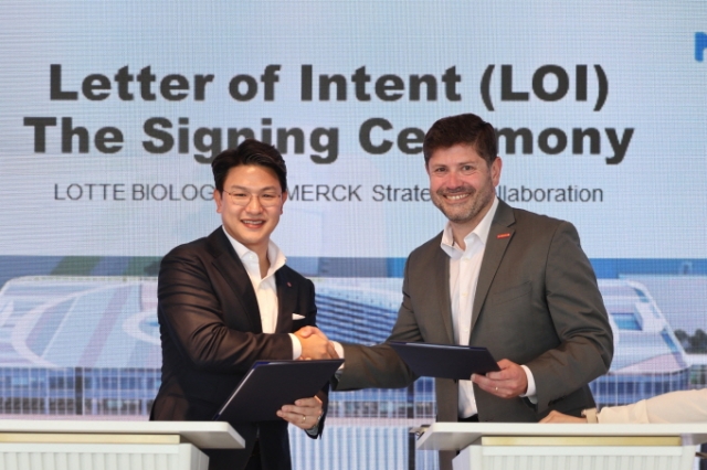 Lotte Biologics CEO Lee Won-jik (left) and Sebastian Arana, Executive Vice President of Merck Global Process Solutions Business, pose for a photo at a signing ceremony, held at Lotte World Tower, Monday. (Lotte Biologics)